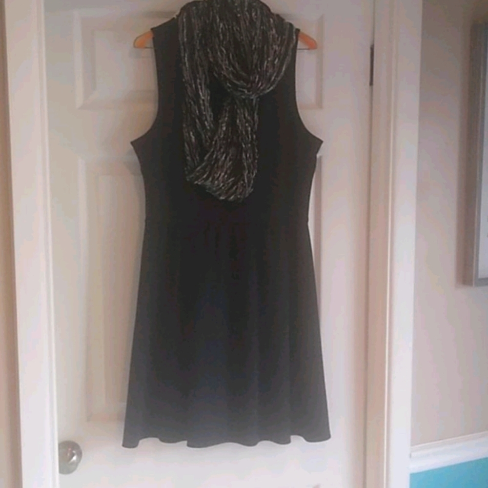 Black sleeveless large dress with scarf